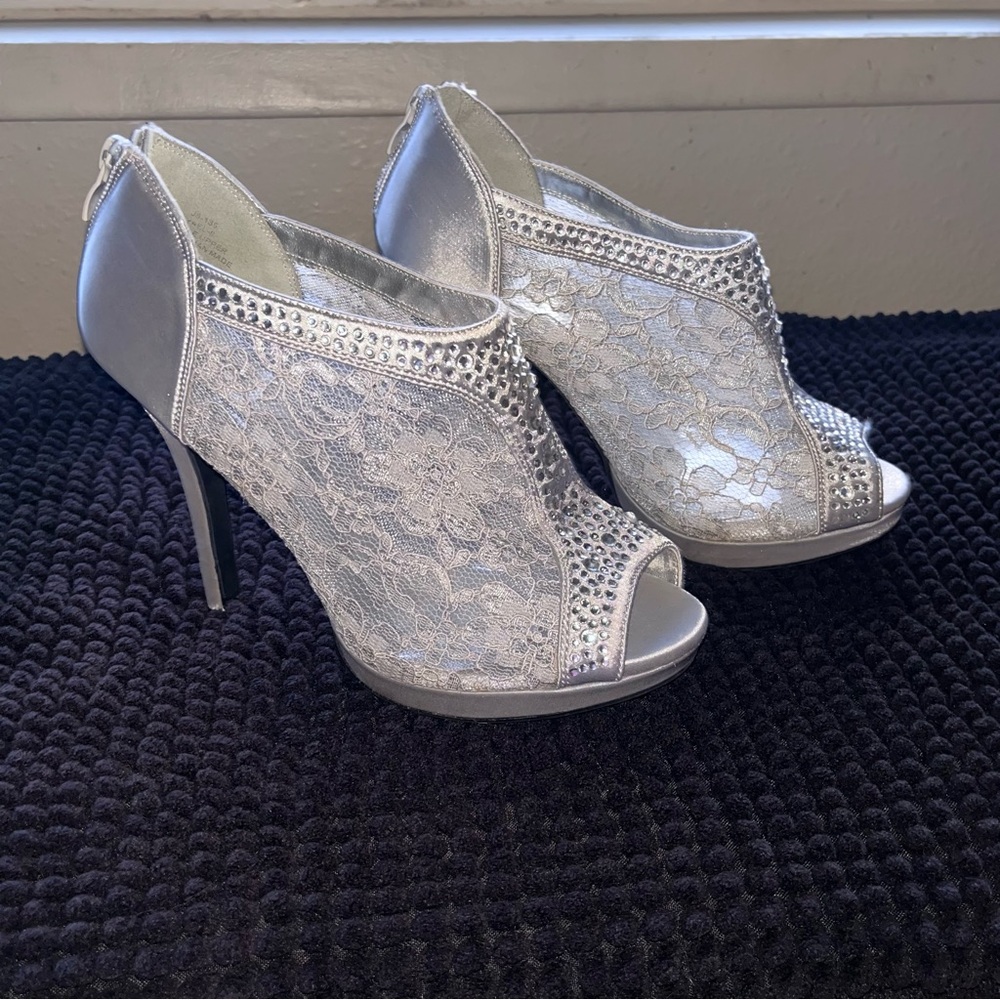 De Blossom Collection Silver Crystal Heels size 7.5